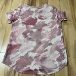 Athleta  Breezy Scoop V-Neck Tee Pink Floral Camo Short Sleeve Women's Med Photo 4