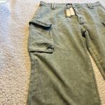 Pretty Little Thing Petite Green Cargo Pants Wide-Leg Design Photo 2