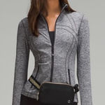 Lululemon  Everywhere Belt Bag 1L *Wordmark
Colour Black/Gold/White Opal Photo 0