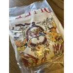 Queen Women Beige T Photo 9