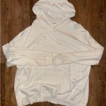 White sweatshirt Photo 0