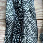 Gray animal print scarf Photo 1