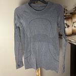 Lululemon Gray Seamless Long Sleeve Activewear Top โ Size 4 Photo 4