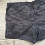 Vuori  Women’s Ripstop Short in Black Camo Size Medium VW364 Photo 4
