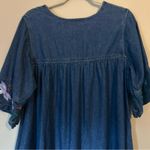 Quacker Factory Short Sleeve Denim Dress with Floral Embroidery Sz Medium Blue Photo 7