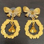 Vintage Unsigned Bow Holiday Wreath with Dangling Bell Christmas Earrings Photo 11