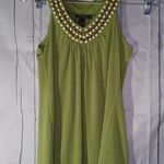 B. Wear  sleeveless V-neck top with wooden beads neckline Photo 0
