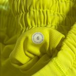 Lululemon  Hotty Hot High Rise Lined Short 4” Sz6 Electric Lemon Photo 5