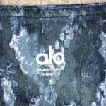 Alo Yoga ⭐️  Airbrush Python Snakeskin Capri Leggings Black & Grey in size small Photo 4