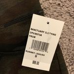 Sanctuary  NWT Camo leggings.  Size: M.  Back pockets. Photo 2