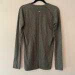 Lululemon  Gray Swiftly Tech Long Sleeve Tee Athleisure Athletic Women's size 10 Photo 4