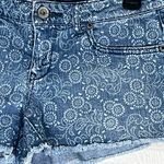 Aeropostale Women’s Light Wash Denim Floral Print Frayed Low Rise Shorts Size3/4 Photo 2