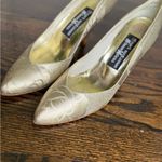Stuart Weitzman  Cream Heels Elegant Design Photo 2