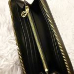 Tory Burch | Amanda Continental Zip-around wallet Black Pebbled Leather Gold Photo 7