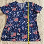 Peaches Scrubs Patriotic Flags Stars Print 2 Pocket V Photo 4