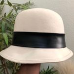 1960s Vintage Miss Lili Dallas USA Cream Mod Gogo Cloche Church Hat Cap 100% Wool Faux Leather Bow Old hollywood glam White Photo 4