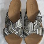 Skechers   WO 8.5 Tan and Black Slide Sandals with Geometric PatternWoven straps Photo 4