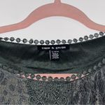 Cable & Gauge  Woman’s XL Hunter Green Lace, Split Short Sleeve Top. Photo 7