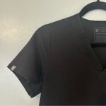 FIGS  Technical Collection V Neck Short Sleeve Scrub Top Womens XS Black Photo 1