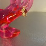 Beautiful gold ring with dainty flowers. There are three flowers adjustable Photo 1