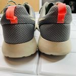 Nike WOMENS ROSHE RUN SNEAKER
511882-005 GRAY PINK SIZE 9 Photo 6