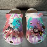 Crocs  Classic Tie Dye Slip On Shoes‎ Womens Sz 7 Mens 5 w/ 5 Croc Charms Comfort Photo 0