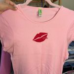Hue Y2K  Kiss me Baby Tee Shirt Size Medium Pink Red Lips Print Photo 3