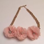 Forever 21 Beautiful flower necklace. Photo 0