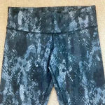 Alo Yoga ⭐️  Airbrush Python Snakeskin Capri Leggings Black & Grey in size small Photo 1