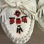 Minnetonka 2000s  Thunderbird White Leather‎ Beaded Southwest Moccasins Size 8 Photo 5
