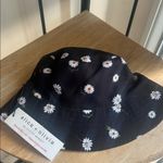 Alice + Olivia  Daisy Reversible Bucket Hat NWT Photo 7