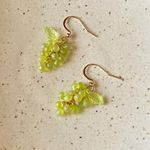 Handmade aurora light green tiny drop Czech glass grape muscat dangle earrings💚 Photo 4