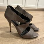 Diane Von Furstenberg  Diane Sandals Heels Gray Leather Metallic Size 7 Photo 0