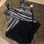 Lands' End Women's Plus Size DD-Cup Chlorine Resistant Scoop Neck Soft Cup Tugless Sporty One Piece Swimsuit Photo 3