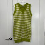 Stitch & Pine Large Green, White Houndstooth Sleeveless V Photo 2