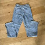Pretty Little Thing Tall - Distressed Cut Out Knee Jeans in Light Wash Blue Photo 3