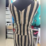 This fitted dress features a striped print. The dress has a sweetheart neckline Black Photo 5