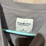 Abercrombie & Fitch  crewneck Photo 1
