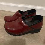 Dansko  Professional Shoes Womens SZ EU 35 US 4.5/5 Maroon Patent Leather Clogs Photo 3