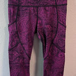 Lululemon Outrun 17" Crop Antique Paisley Deep Fuschia Black / Black Photo 0