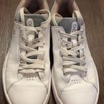 on cloud Running Shoes Photo 0