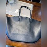 New woman’s black faux leather tote bag Photo 0