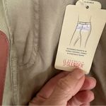 st. john's bay St.‎ John's Bay Beige Secretly Slender Midrise 7inch Inseam Shorts NWT Size 6 Photo 4