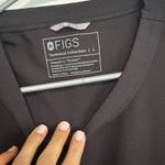 FIGS  Men’s Scrub Top Photo 1