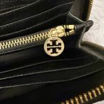 Tory Burch | Amanda Continental Zip-around wallet Black Pebbled Leather Gold Photo 8