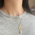 Handmade gold tone stainless steel spiral swirl uzumaki & pearl necklace🌀 Photo 7