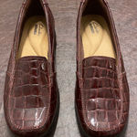 Clarks Collection Maroon Croc Embossed Patent Loafers 7M Comfort Slip Photo 0