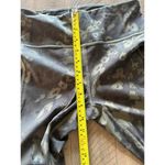 Vuori  Stride 7/8 Pocket Leggings in Oregano Green Camo Women’s size Small​ Photo 7