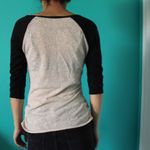 Free Kisses beige arrow baseball tee Photo 3