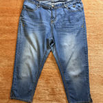 Apple Bottoms  Capri Jeans Embroidered Back Pockets Blue Denim Size 18 Photo 0